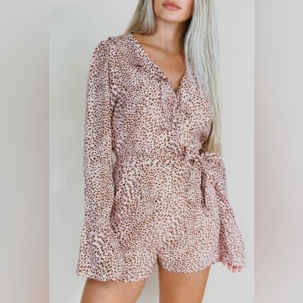 Kittenish blush leopard print long sleeve romper with pockets size XS
